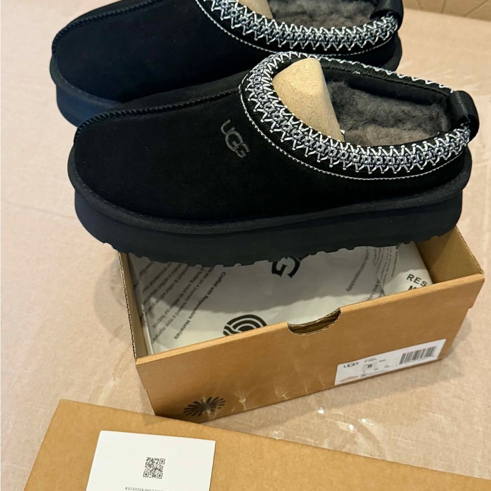 Size 7 women’s Black UGG Tazman ll platform, Trendy comfy daily footwear